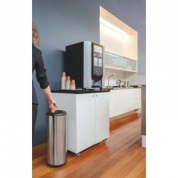 LIXEIRA INOX TRAMONTINA PORTA COPOS COM ACABAMENTO SCOTCH BRITE BASE E ARO EM POLIPROPILENO 31L